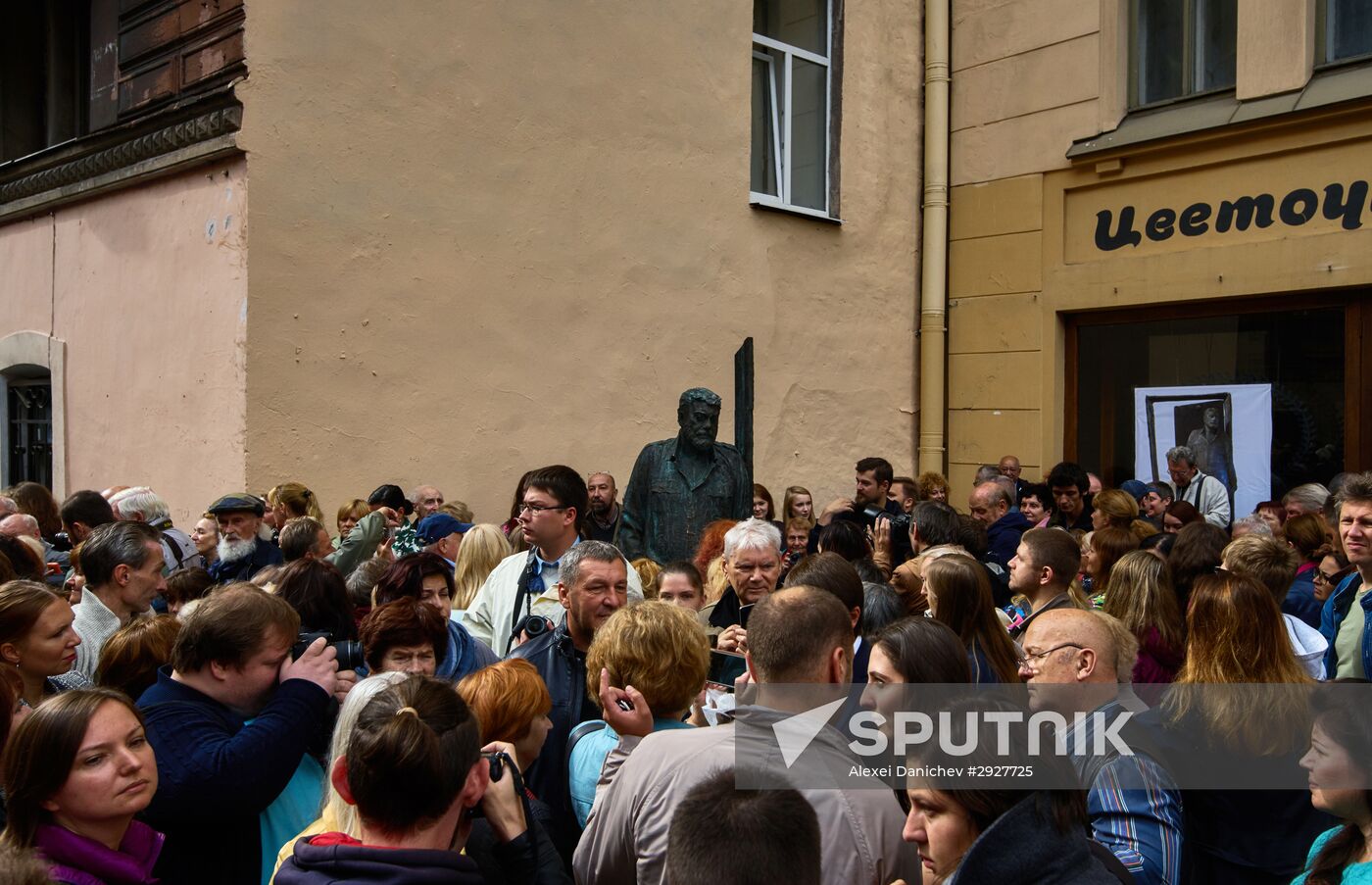 Monument to Sergei Dovlatov unceiled in St. Petersburg