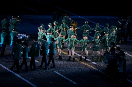 Spasskaya Tower 2016 international military music festival closing ceremony