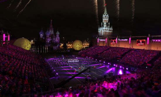 Spasskaya Tower 2016 international military music festival closing ceremony