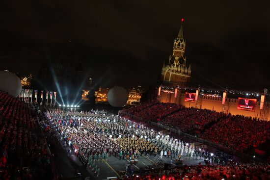 2016 Spasskaya Tower International Military Music Festival closes in Moscow