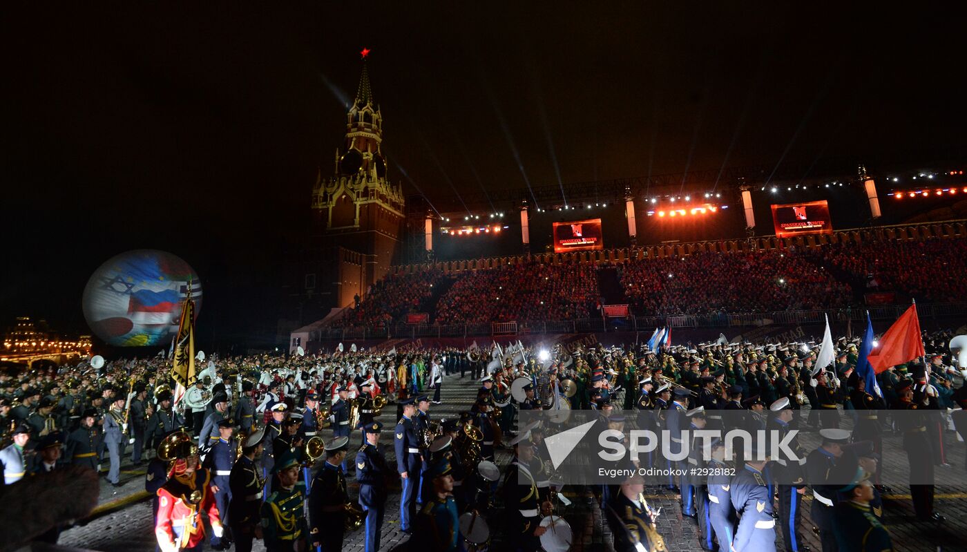 2016 Spasskaya Tower International Military Music Festival closes in Moscow