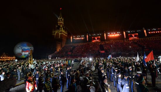 2016 Spasskaya Tower International Military Music Festival closes in Moscow