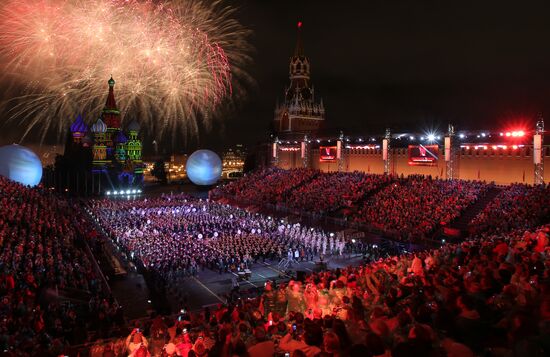 2016 Spasskaya Tower International Military Music Festival closes in Moscow