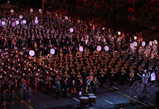 2016 Spasskaya Tower International Military Music Festival closes in Moscow