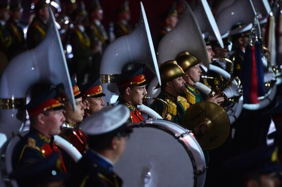 2016 Spasskaya Tower International Military Music Festival closes in Moscow