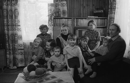 Family of K. Vyali, employee of Soviet Farm "Alliku"