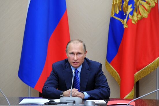 President Putin chairs meeting on armament program 2018-25