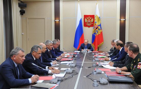 President Putin chairs meeting on armament program 2018-25