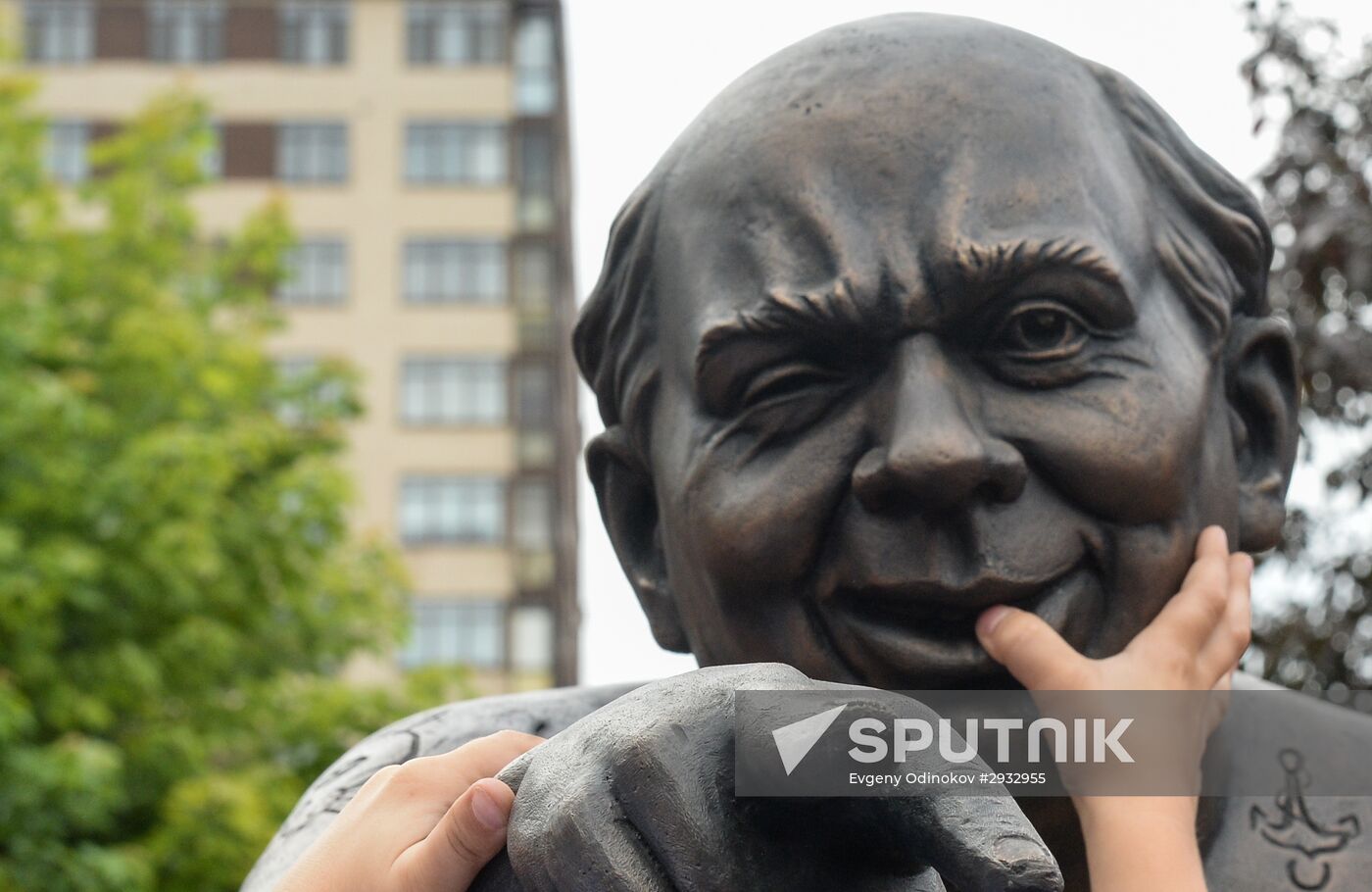 Monument to Yevgeny Leonov unveiled