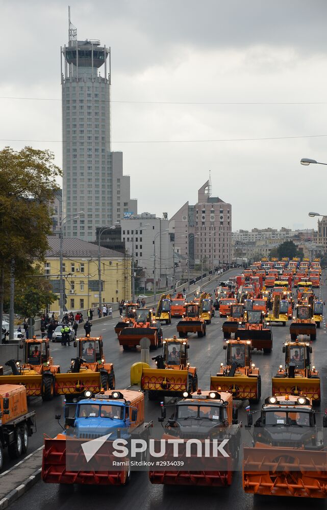 First Moscow paradew of municip vehicles