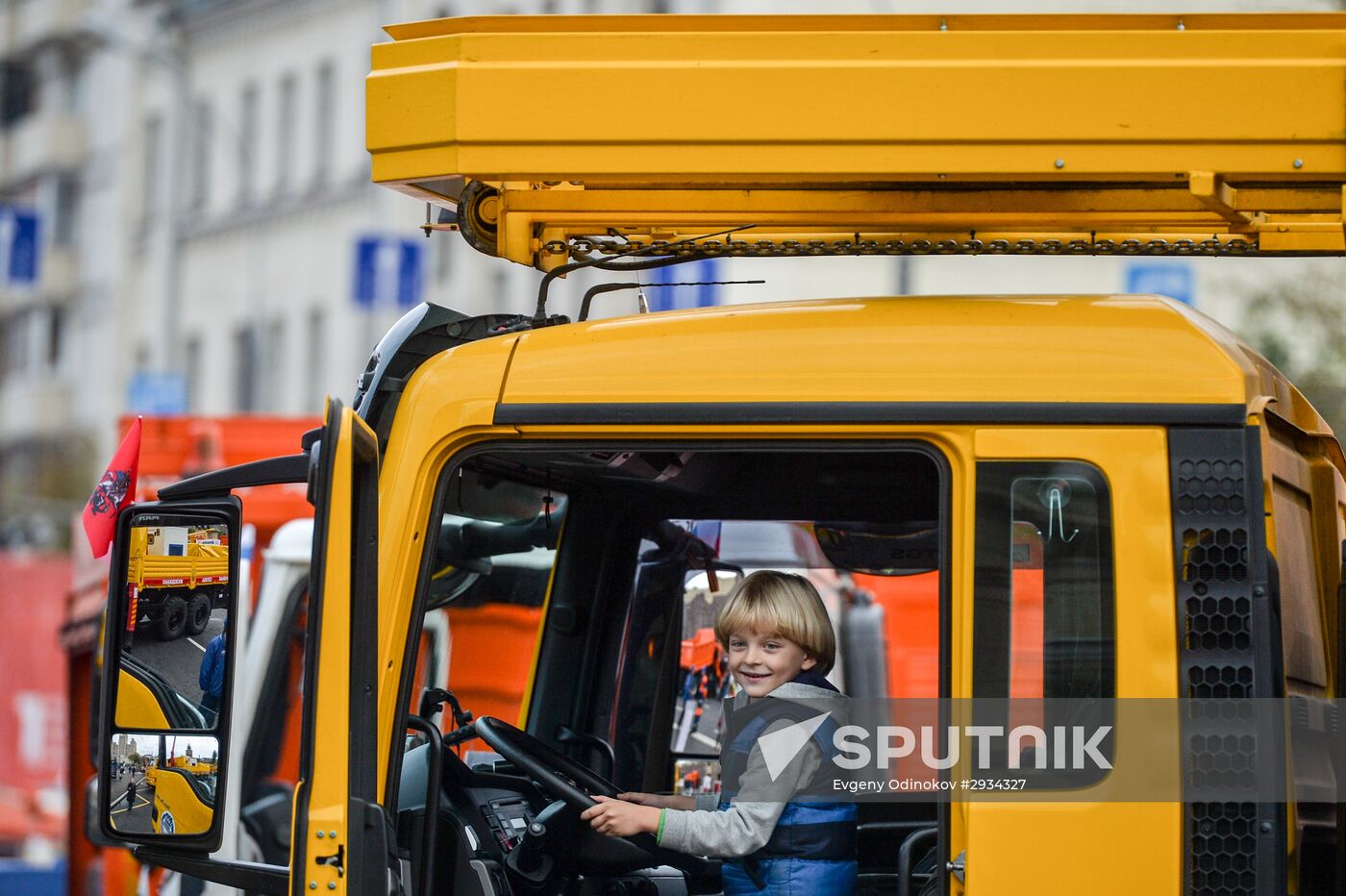 First Moscow paradew of municip vehicles