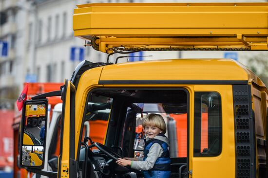 First Moscow paradew of municip vehicles