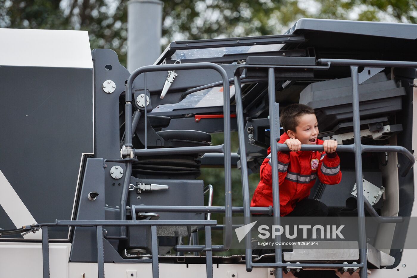 First Moscow paradew of municip vehicles