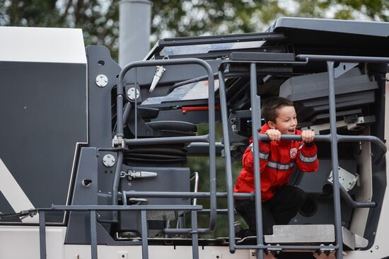 First Moscow paradew of municip vehicles