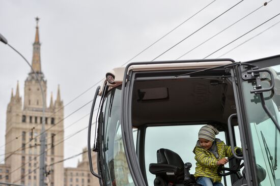 First Moscow paradew of municip vehicles