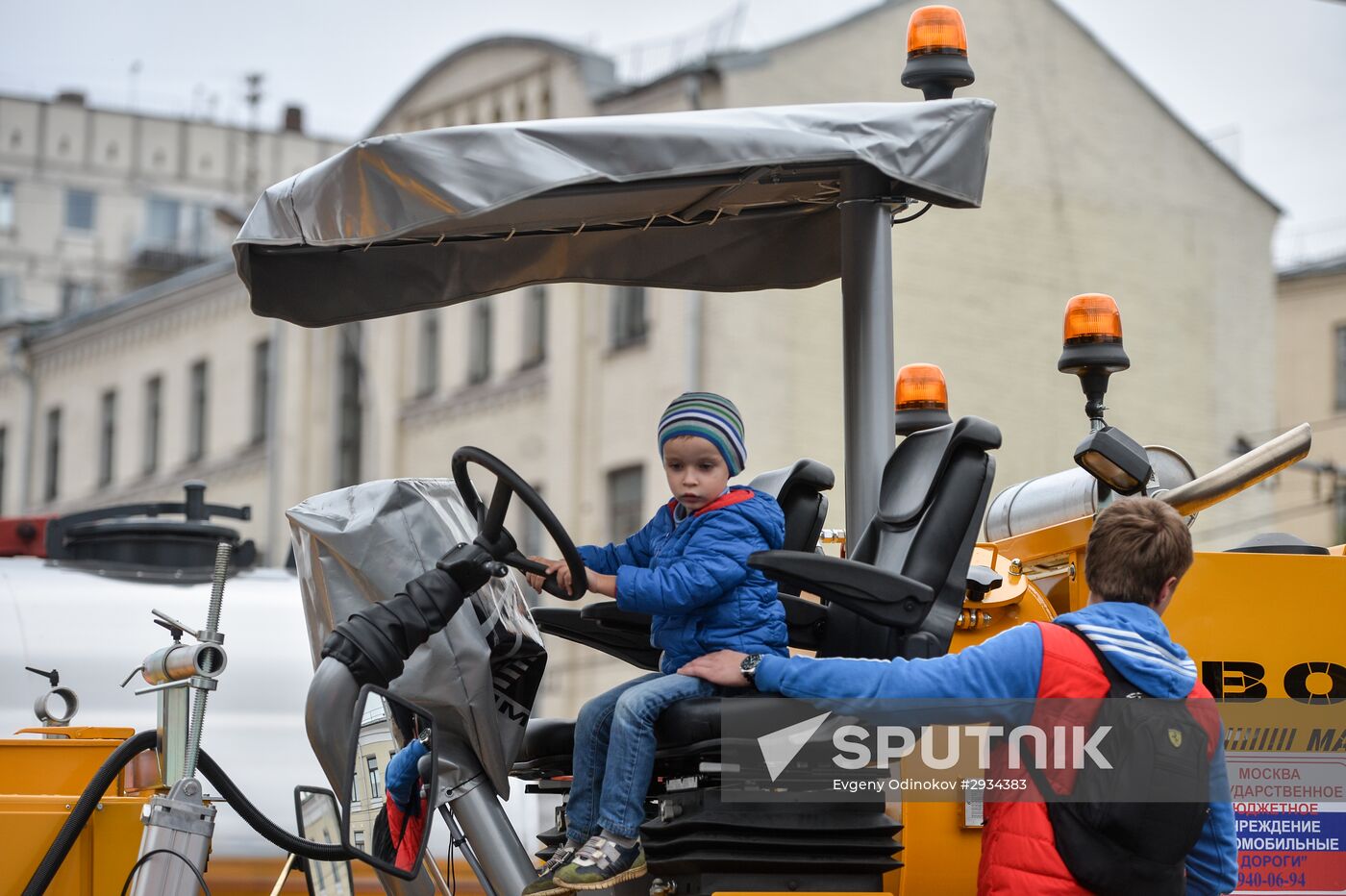 First Moscow paradew of municip vehicles