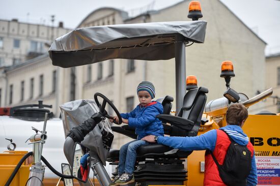 First Moscow paradew of municip vehicles