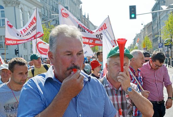 Orchard growers protest anti-Russian sanctions in Warsaw