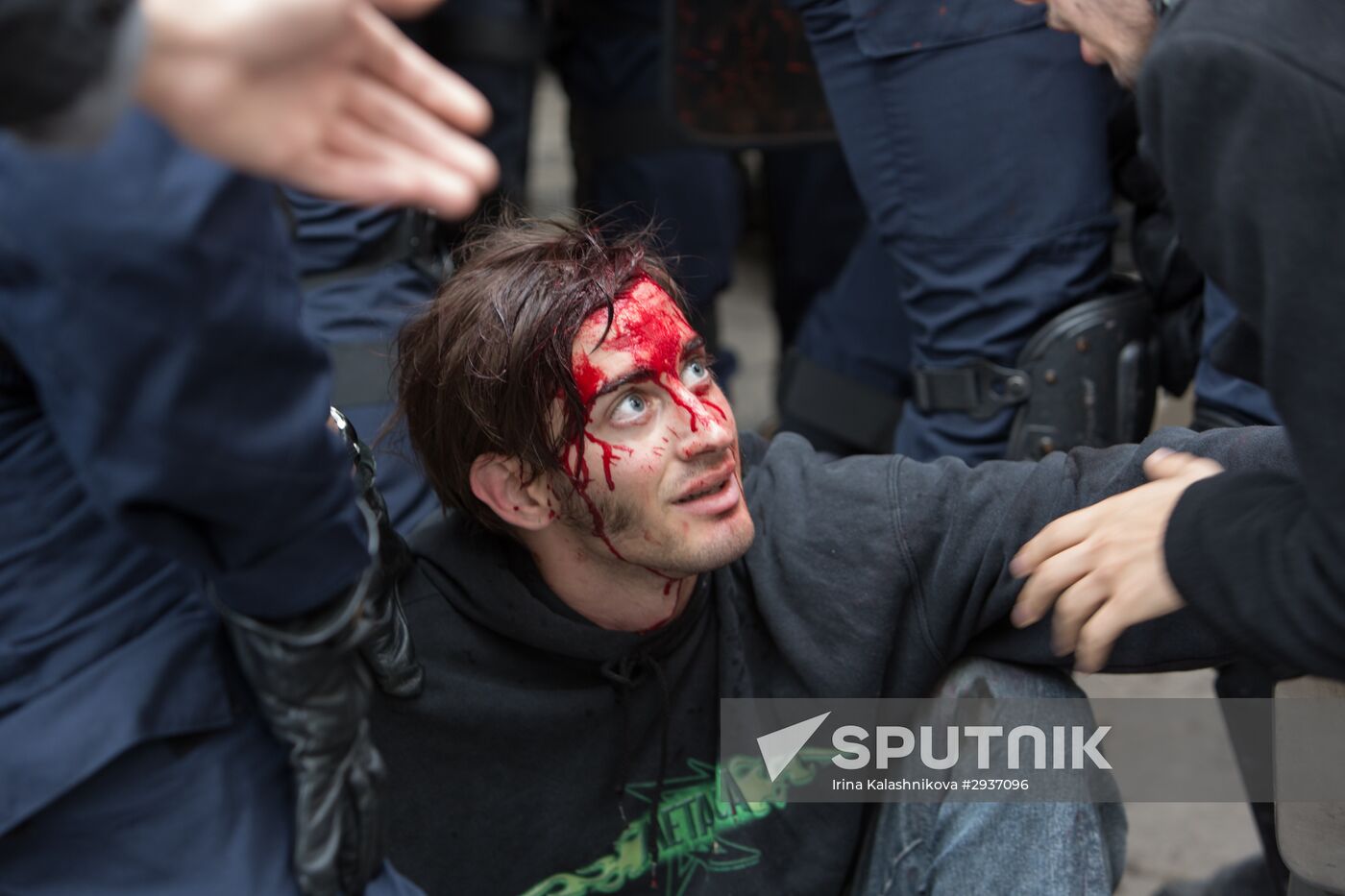 Anti-labor reform protesters march in Paris