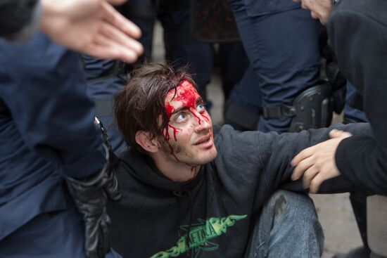 Anti-labor reform protesters march in Paris