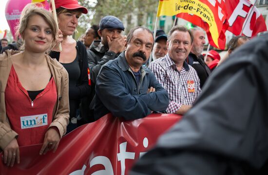 Anti-labor reform protesters march in Paris