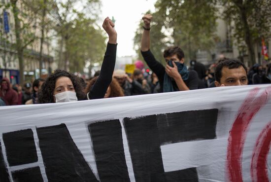 Anti-labor reform protesters march in Paris