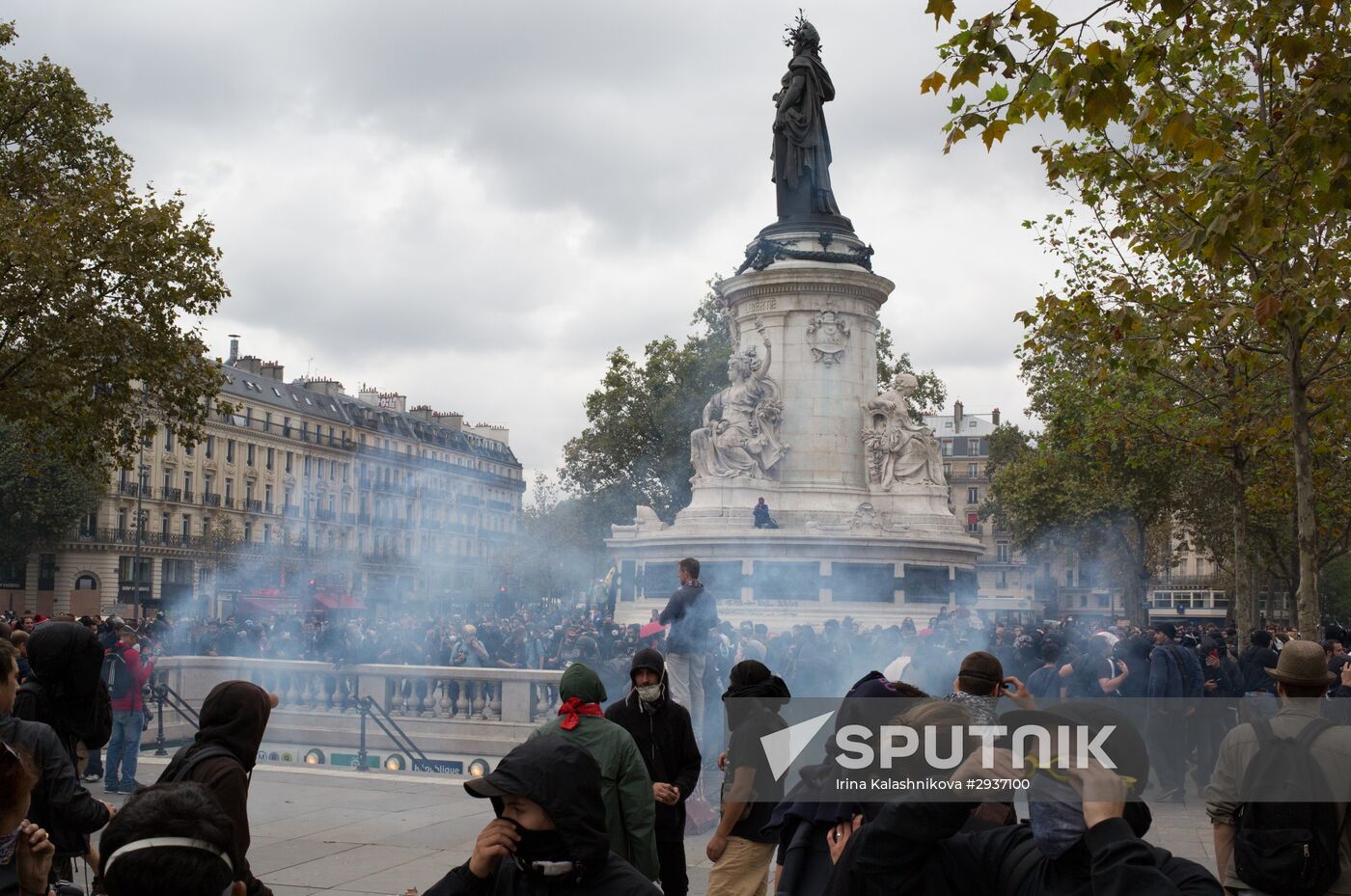 Anti-labor reform protesters march in Paris