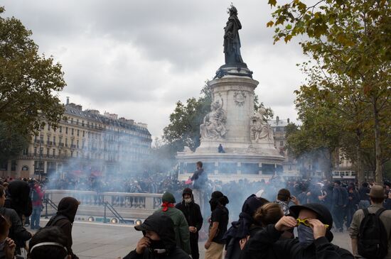 Anti-labor reform protesters march in Paris
