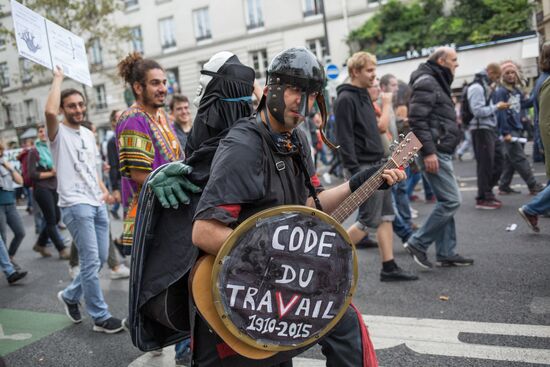 Anti-labor reform protesters march in Paris