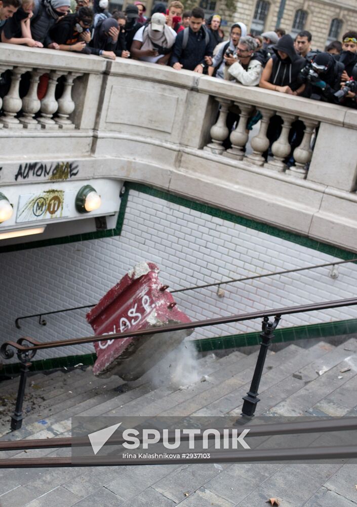 Anti-labor reform protesters march in Paris
