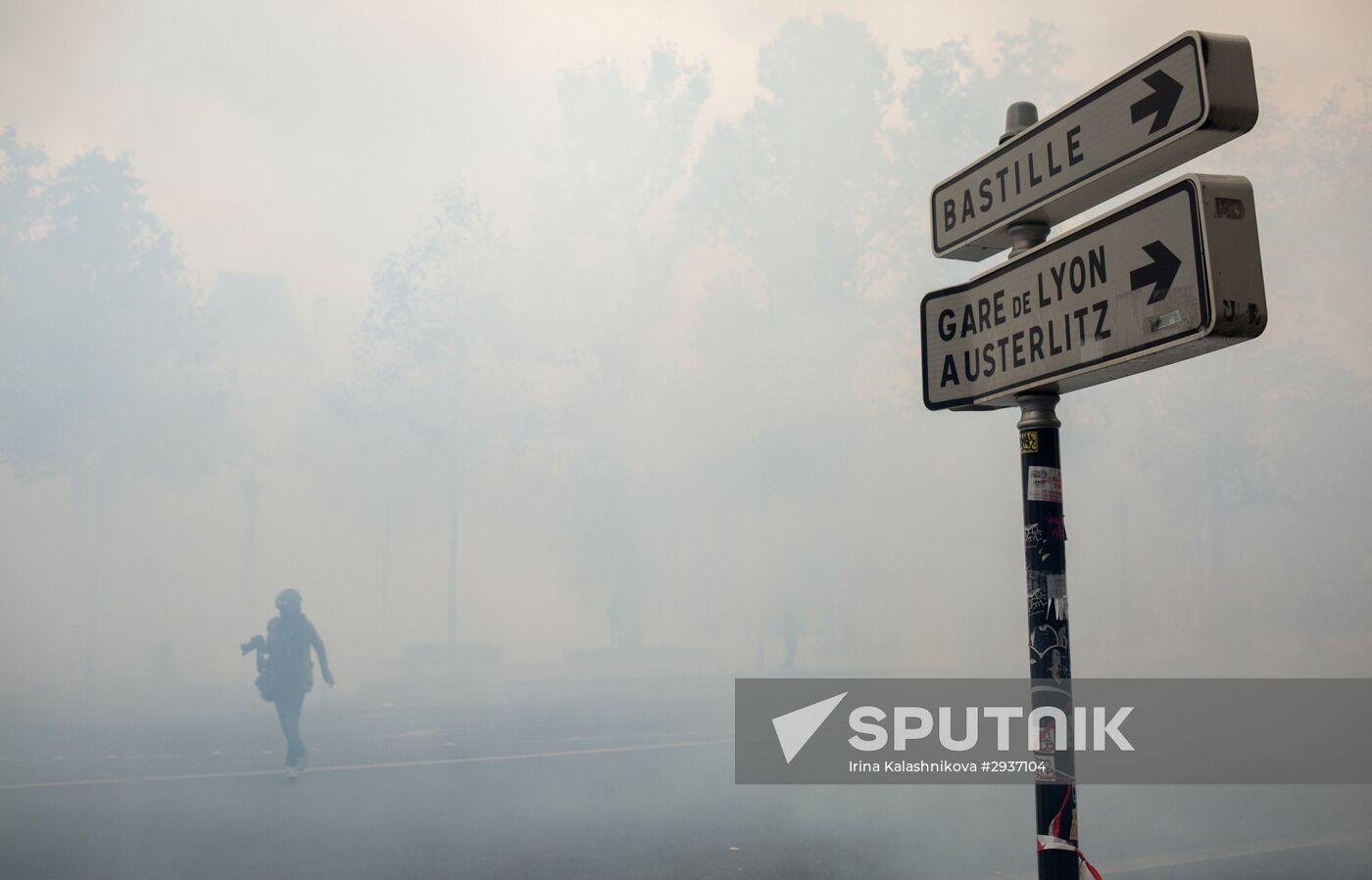 Anti-labor reform protesters march in Paris