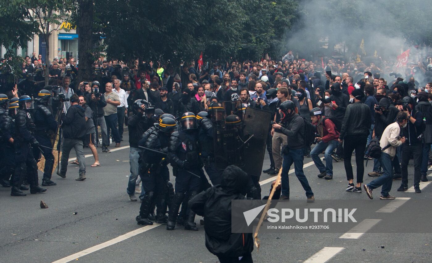 Anti-labor reform protesters march in Paris