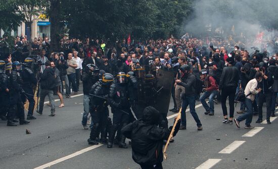 Anti-labor reform protesters march in Paris