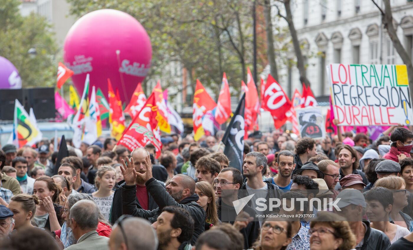 Anti-labor reform protesters march in Paris