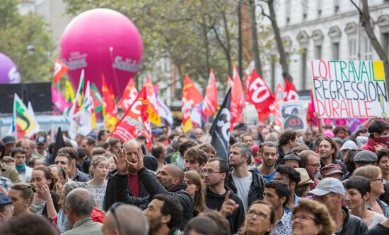 Anti-labor reform protesters march in Paris
