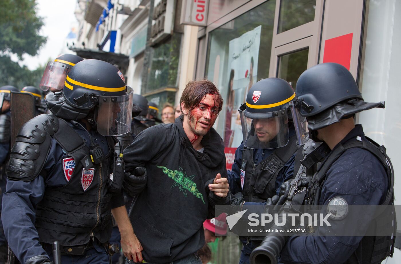 Anti-labor reform protesters march in Paris