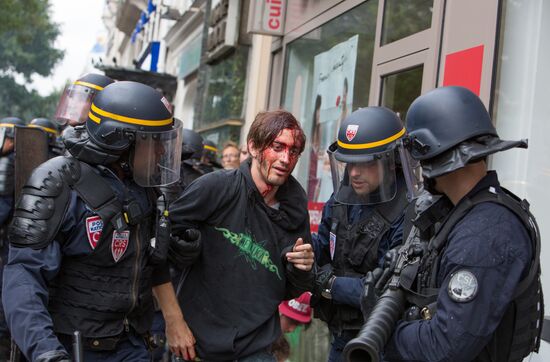 Anti-labor reform protesters march in Paris