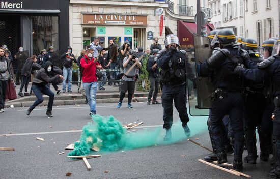 Anti-labor reform protesters march in Paris