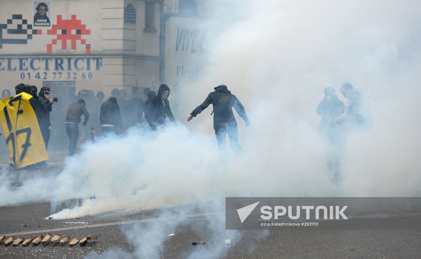 Anti-labor reform protesters march in Paris
