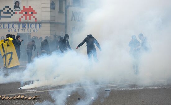 Anti-labor reform protesters march in Paris