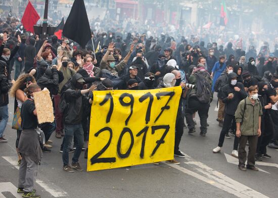 Anti-labor reform protesters march in Paris