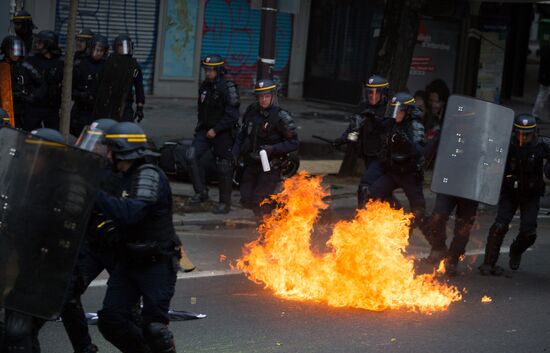 Anti-labor reform protesters march in Paris