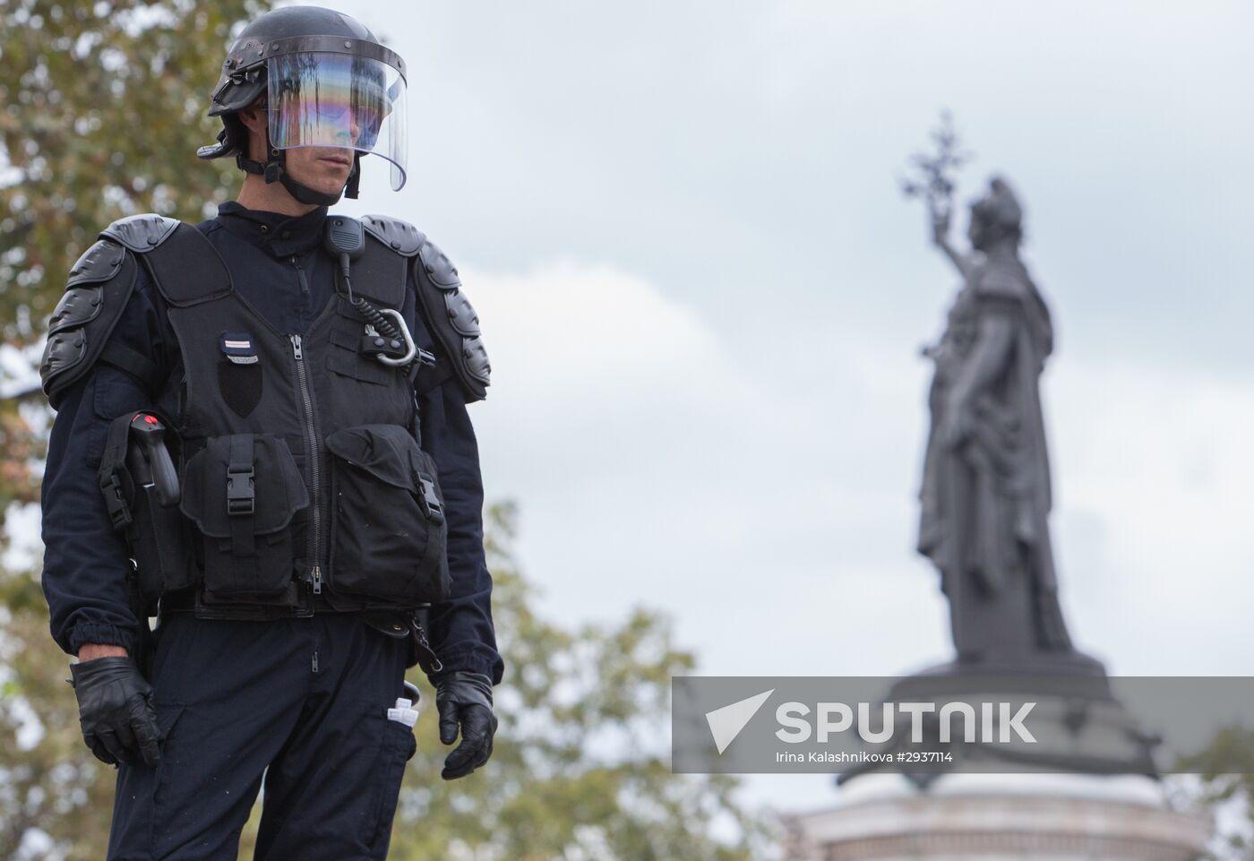 Anti-labor reform protesters march in Paris