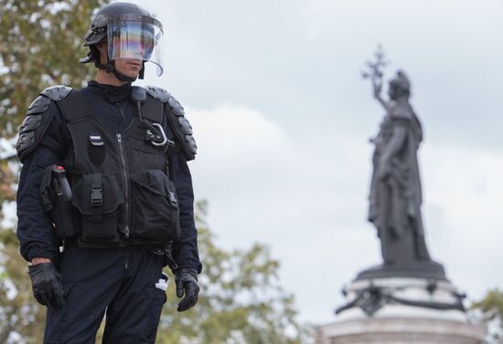 Anti-labor reform protesters march in Paris