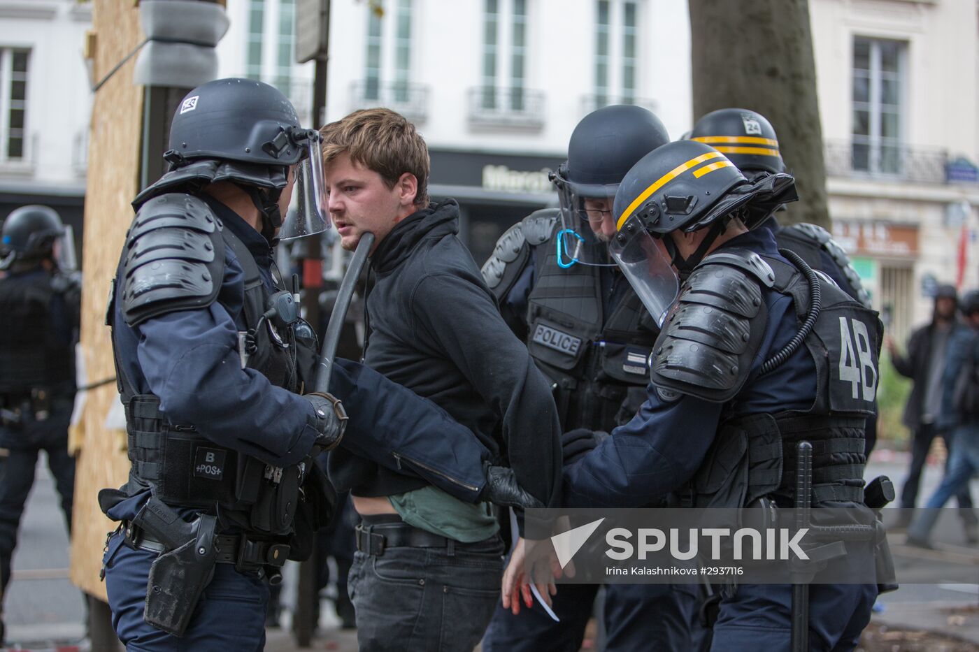 Anti-labor reform protesters march in Paris