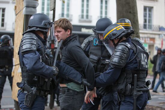 Anti-labor reform protesters march in Paris