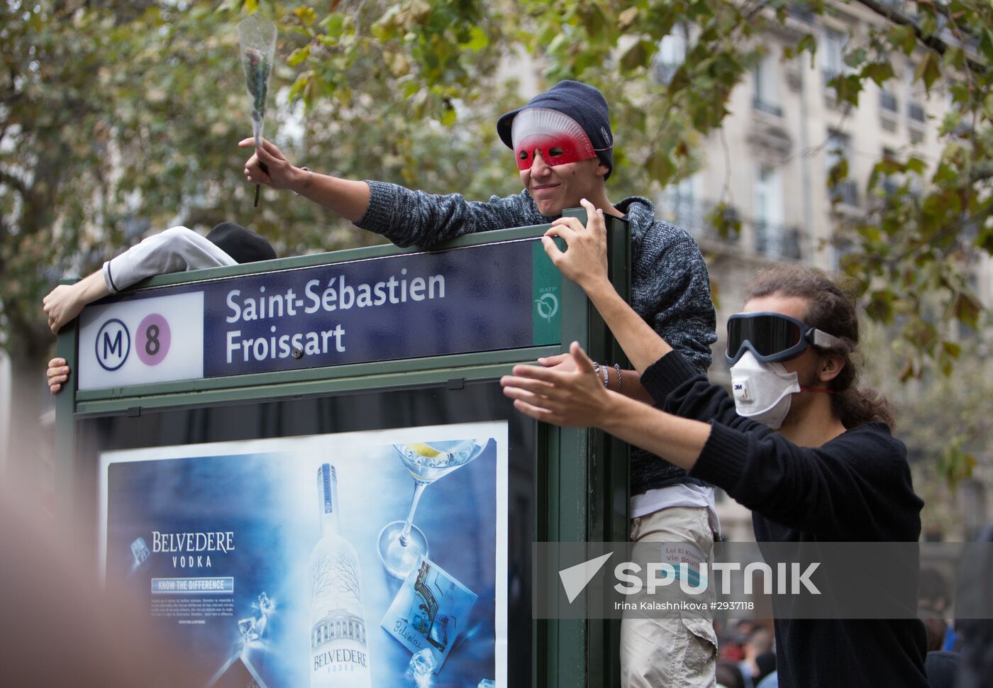 Anti-labor reform protesters march in Paris