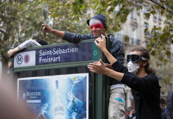 Anti-labor reform protesters march in Paris