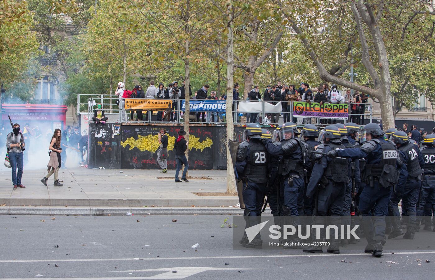Anti-labor reform protesters march in Paris