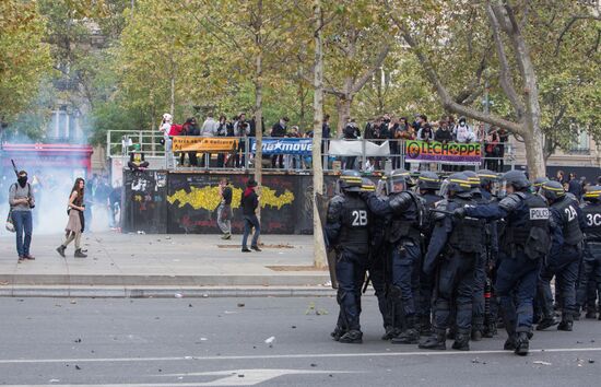 Anti-labor reform protesters march in Paris